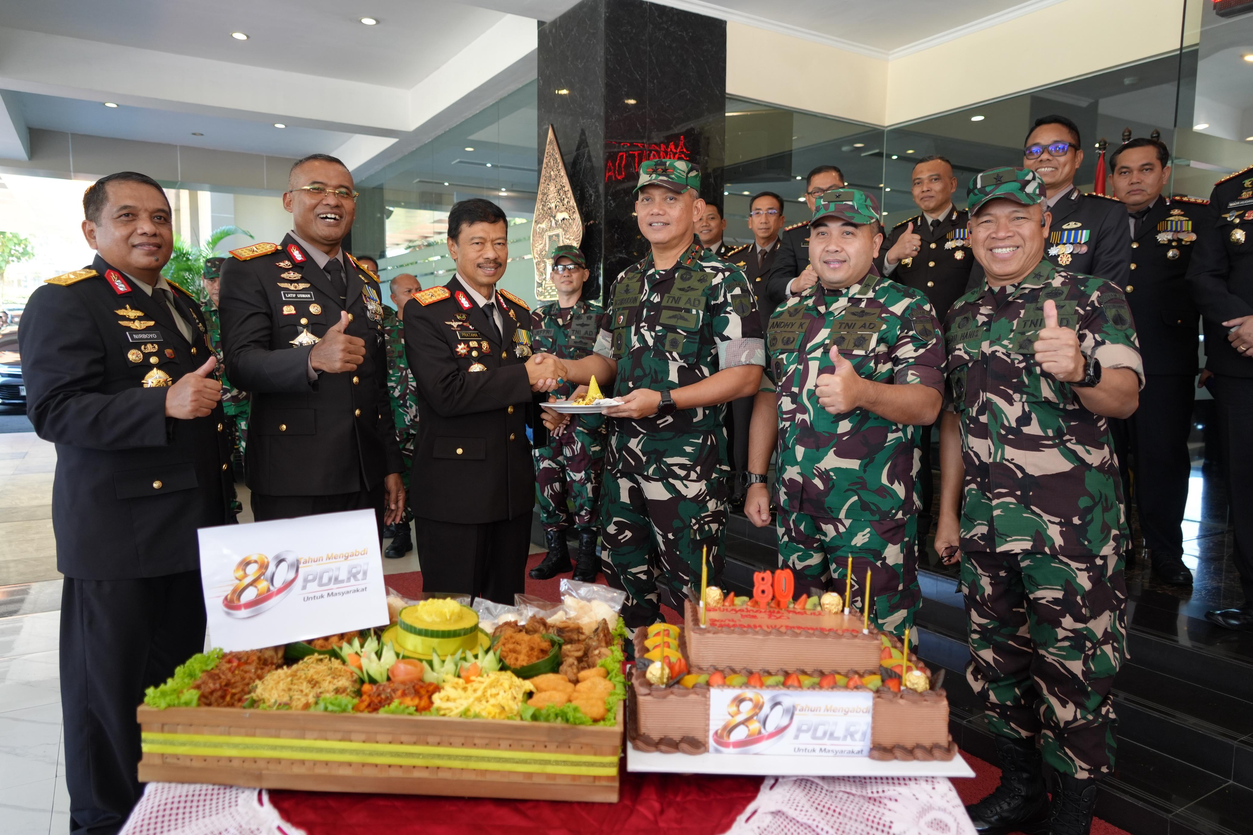 Perkokoh Sinergitas TNI-Polri, Pangdam IV/Diponegoro Hadiri Syukuran Hari Bhayangkara ke-80 di Mapolda Jateng